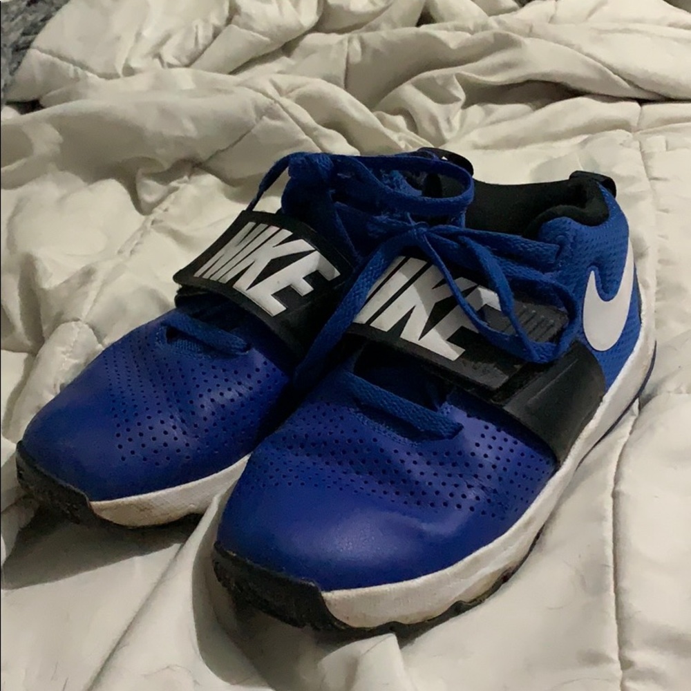 nike team hustle D8 basketball sneakers